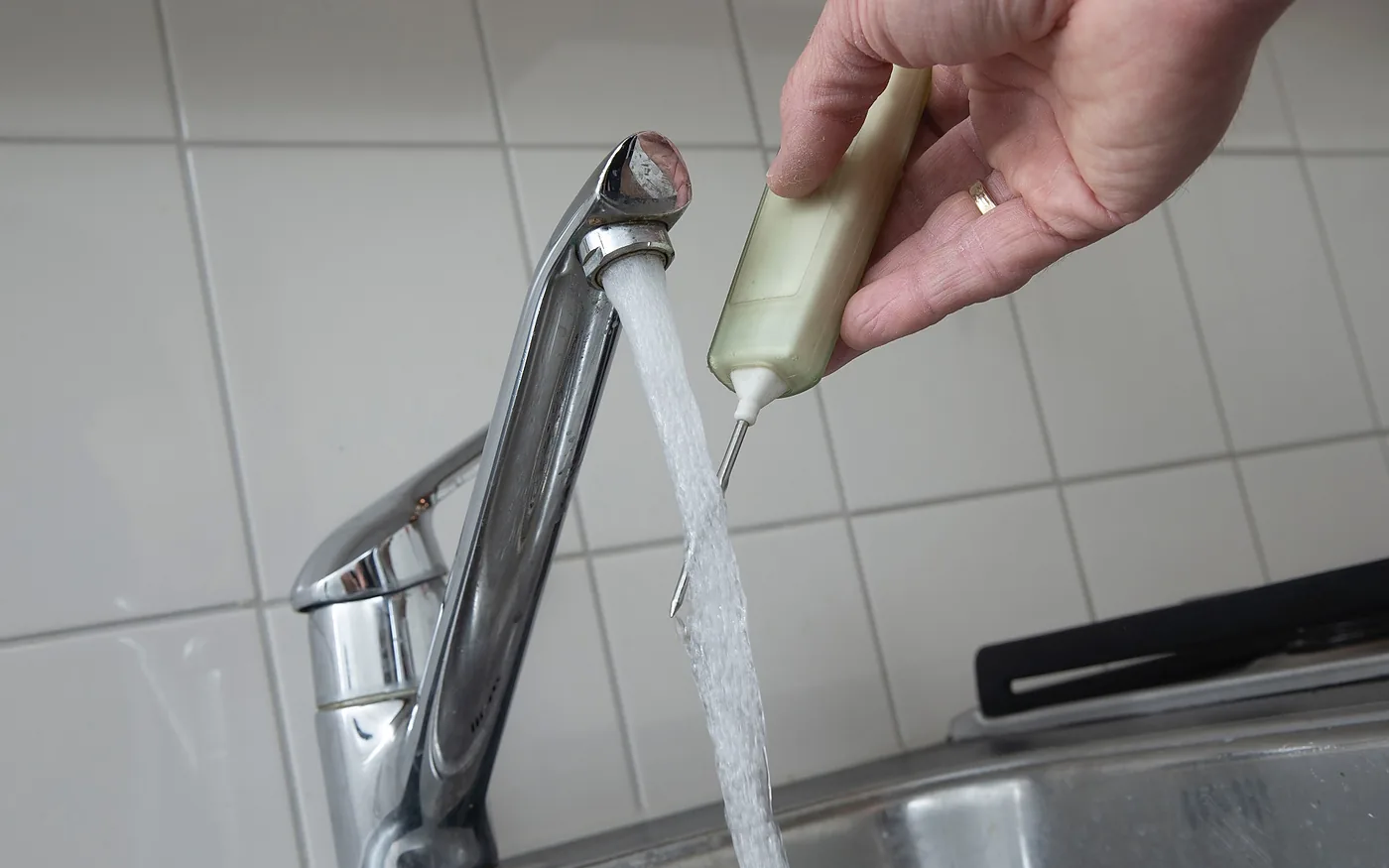 נטילת דגימת מי שתייה מברז לבדיקת מעבדה רמה א' ורמה ב'